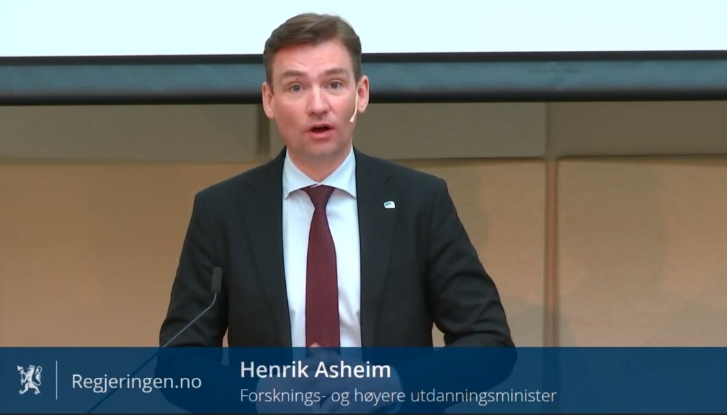 Forsknings- og høyere utdanningsminister Henrik Asheim (H) sa under onsdagens toppmøte at Kunnskapsdepartementet skal bevilge penger til et større forskningsprosjekt om studenters psykiske helse. Forsknings- og høyere utdanningsminister Henrik Asheim (H) sa under onsdagens toppmøte at Kunnskapsdepartementet skal bevilge penger til et større forskningsprosjekt om studenters psykiske helse.