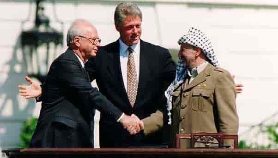 Yitzhak Rabin, Bill Clinton og Yasir Arafat under møtet i Washington da Oslo-avtalen ble undertegnet i offentlighet den 13. september 1993.