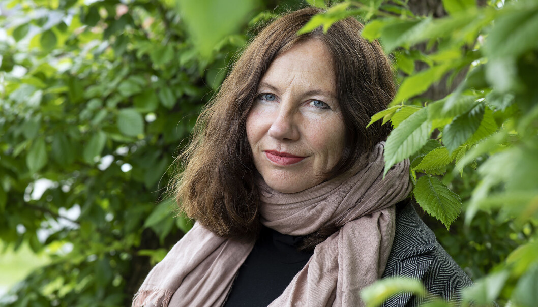 Hilde Kvalvaag har skrive om sorga og smerta etter at den nest eldste sonen hennar tok sitt eige liv. — Romanen har eit valdsamt spenn, frå djupt mørke til lys og fellesskap. For mora i romanen blandar det seg etterkvart, og ho lever med dette spennet, seier ho. Hilde Kvalvaag har skrive om sorga og smerta etter at den nest eldste sonen hennar tok sitt eige liv. — Romanen har eit valdsamt spenn, frå djupt mørke til lys og fellesskap. For mora i romanen blandar det seg etterkvart, og ho lever med dette spennet, seier ho.