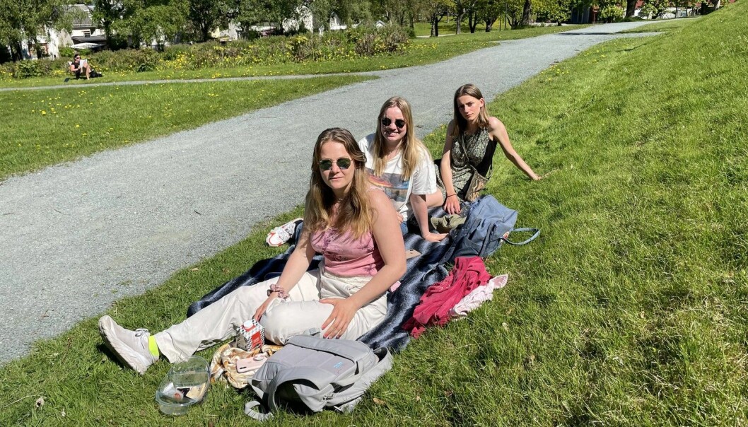 Studentane Julie Kristine Rustad, Rebekka Bjorøy og Rebekka Øvensen kjenner fleire som reiser heim tidlegare fordi at byen stenger ned. Både Rustad og Øvensen reiser sjølve heim tidlegare enn planlagt.