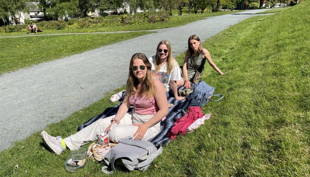 Studentane Julie Kristine Rustad, Rebekka Bjorøy og Rebekka Øvensen kjenner fleire som reiser heim tidlegare fordi at byen stenger ned. Både Rustad og Øvensen reiser sjølve heim tidlegare enn planlagt. Studentane Julie Kristine Rustad, Rebekka Bjorøy og Rebekka Øvensen kjenner fleire som reiser heim tidlegare fordi at byen stenger ned. Både Rustad og Øvensen reiser sjølve heim tidlegare enn planlagt.