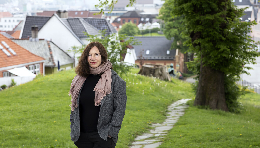 Hilde Kvalvaag har skrive om sorga og smerta etter at den nest eldste sonen hennar tok sitt eige liv. — Romanen har eit valdsamt spenn, frå djupt mørke til lys og fellesskap. For mora i romanen blandar det seg etterkvart, og ho lever med dette spennet, seier ho. Hilde Kvalvaag har skrive om sorga og smerta etter at den nest eldste sonen hennar tok sitt eige liv. — Romanen har eit valdsamt spenn, frå djupt mørke til lys og fellesskap. For mora i romanen blandar det seg etterkvart, og ho lever med dette spennet, seier ho.