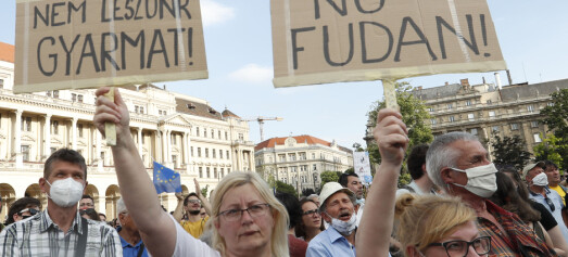 Ungarere demonstrerer mot Orbans plan om kinesisk universitet