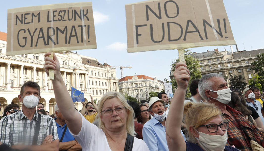 Vi vil ikke bli en koloni, stod det på en av plakatene demonstranter i Budafest løftet mot myndighetene 5.juni. Vi vil ikke bli en koloni, stod det på en av plakatene demonstranter i Budafest løftet mot myndighetene 5.juni.