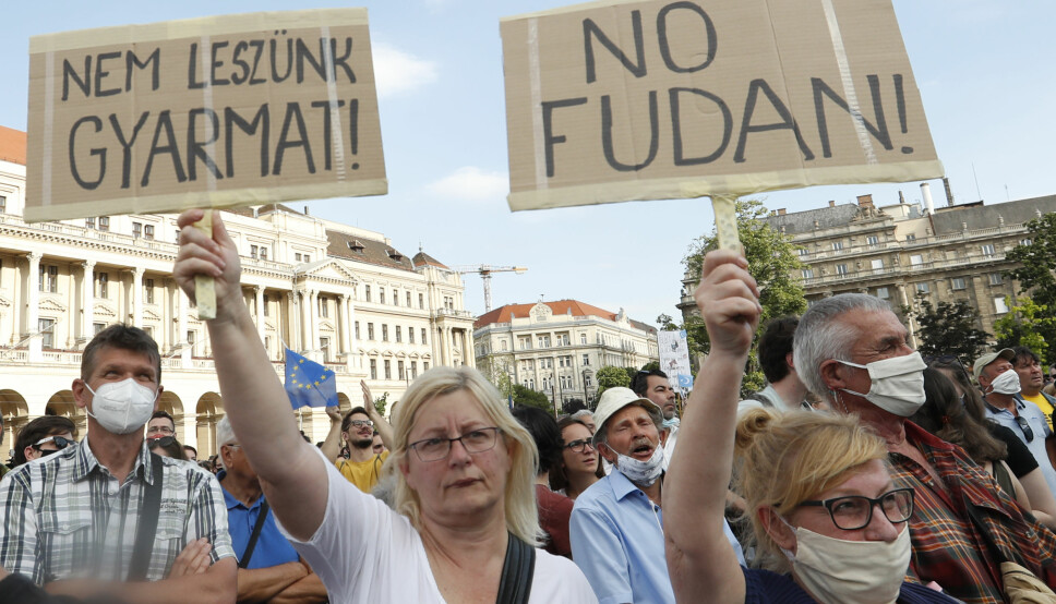 Vi vil ikke bli en koloni, stod det på en av plakatene demonstranter i Budafest løftet mot myndighetene 5.juni.