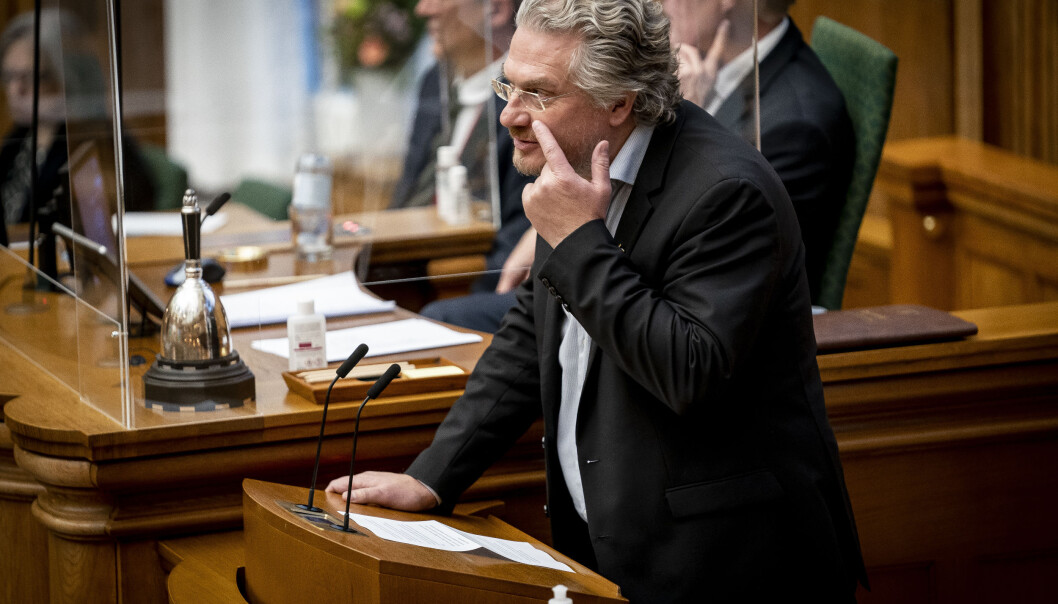 — Jeg forventer at rektorene gjør det til en del av sin arbeidsrutine og en del av sin arbeidsbeskrivelse å holde øye med disse tingene. Ellers på ministeren gripe inn, sier Henrik Dahl i Liberal Alliance. Her i Folketinget. — Jeg forventer at rektorene gjør det til en del av sin arbeidsrutine og en del av sin arbeidsbeskrivelse å holde øye med disse tingene. Ellers på ministeren gripe inn, sier Henrik Dahl i Liberal Alliance. Her i Folketinget.