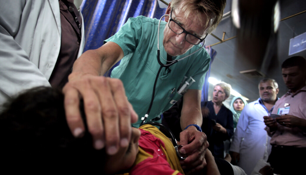 Mads Gilbert har flere ganger jobbet som lege i Gaza. Her behandler han en palestinsk jente ved Shifa-sykehuset i Gaza i 2014. Mads Gilbert har flere ganger jobbet som lege i Gaza. Her behandler han en palestinsk jente ved Shifa-sykehuset i Gaza i 2014.
