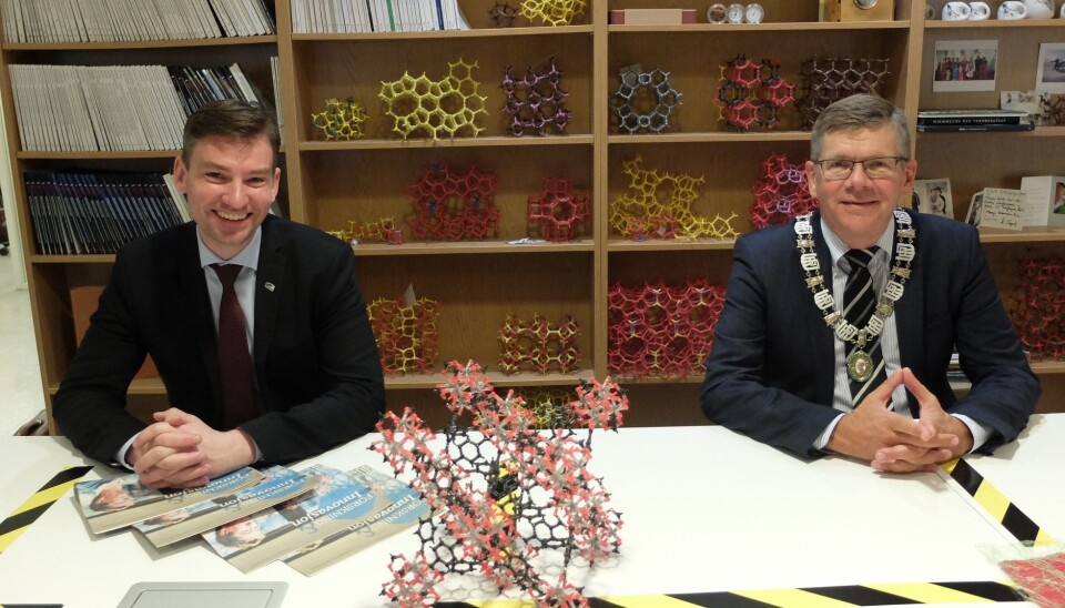 Forsknings- og høyere utdanningsminister Henrik Asheim (til h.) med rektor ved Universitetet i Oslo, Svein Stølen, i forbindelse med tildelingen av 39 mill. kroner til Kjemibygget. Forsknings- og høyere utdanningsminister Henrik Asheim (til h.) med rektor ved Universitetet i Oslo, Svein Stølen, i forbindelse med tildelingen av 39 mill. kroner til Kjemibygget.