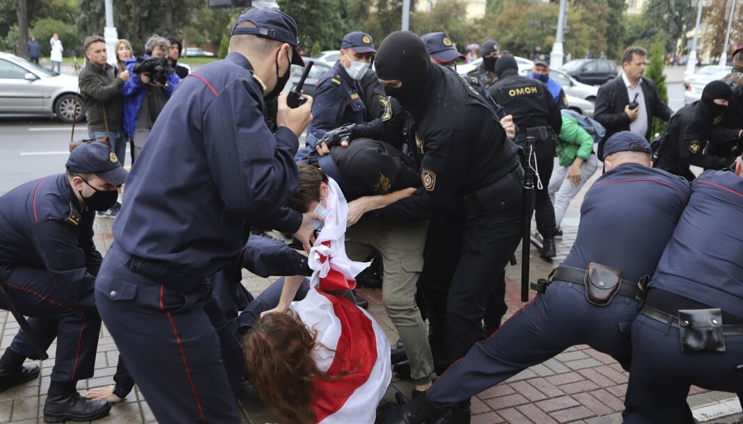 Studenter arresteres under en protest i september etter det hviterussiske presidentvalget. Nå vil akademikere opprette et nytt universitet, primært rettet mot studenter og akademikere utsatt for press der de er. Studenter arresteres under en protest i september etter det hviterussiske presidentvalget. Nå vil akademikere opprette et nytt universitet, primært rettet mot studenter og akademikere utsatt for press der de er.