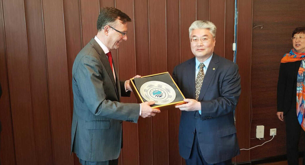 Tidligere UiB-rektor Dag Rune Olsen og OUC-president Yu Zhigang i forbindelse med inngåelsen av avtalen. Tidligere UiB-rektor Dag Rune Olsen og OUC-president Yu Zhigang i forbindelse med inngåelsen av avtalen.