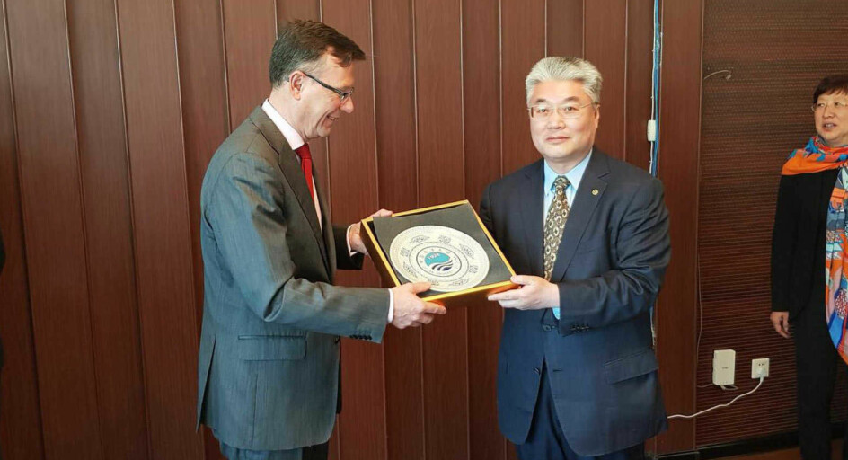 Tidligere UiB-rektor Dag Rune Olsen og OUC-president Yu Zhigang i forbindelse med inngåelsen av avtalen.