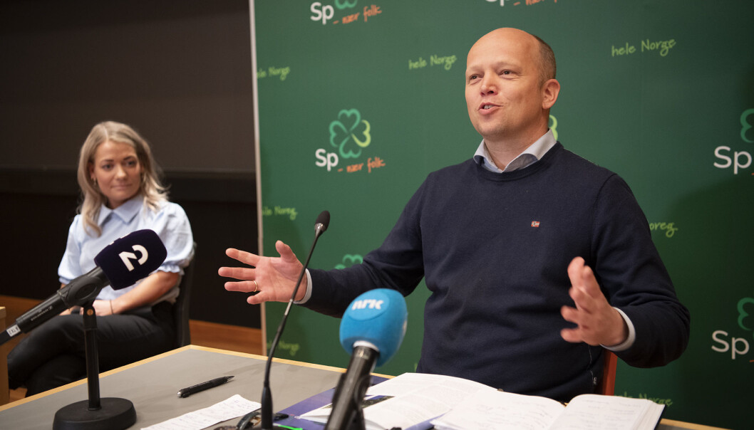 — Det er nok litt nytt for sektoren nå, at man bruker høyskolevirksomhet for å bygge andre samfunnsverdier, men man gjør det i Danmark i fullt monn, sier Sp-leder Trygve Slagsvold Vedum. Partiet vil starte et pilotprosjekt i Nord-Norge studie- og høgskolesentre. Her med stortingsrepresentant Sandra Borch. — Det er nok litt nytt for sektoren nå, at man bruker høyskolevirksomhet for å bygge andre samfunnsverdier, men man gjør det i Danmark i fullt monn, sier Sp-leder Trygve Slagsvold Vedum. Partiet vil starte et pilotprosjekt i Nord-Norge studie- og høgskolesentre. Her med stortingsrepresentant Sandra Borch.