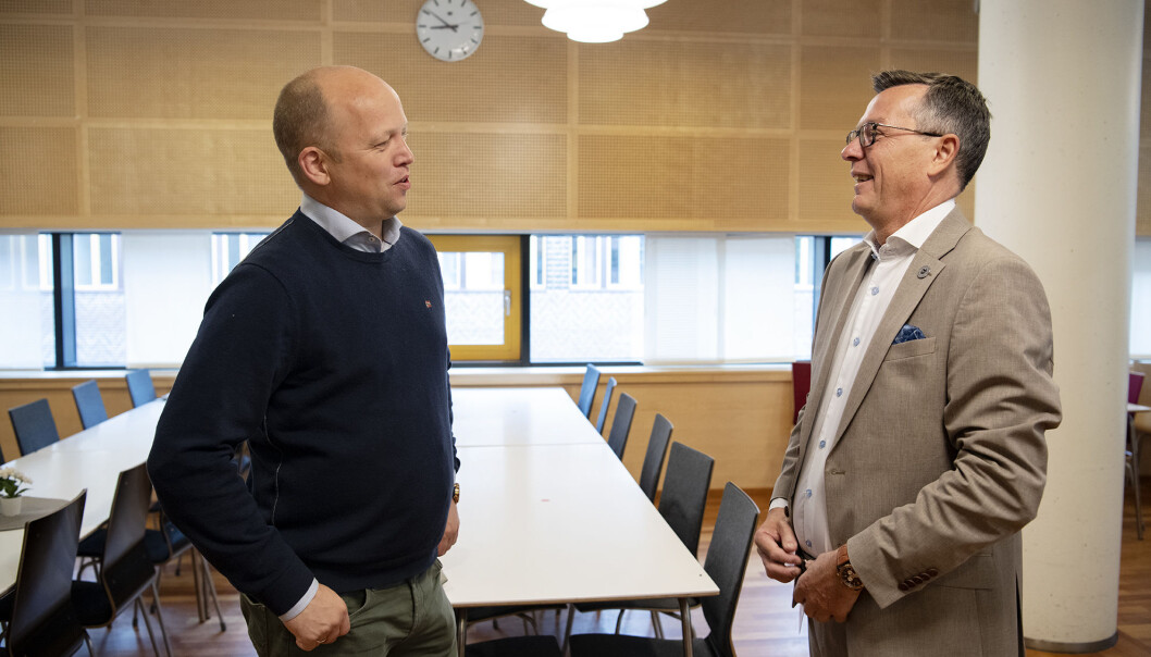 — Det skal ikke bare være fjernundervisning på små steder, mens det sitter noen i Tromsø, Bergen eller Oslo og underviser, sier Sp-leder Trygve Slagsvold Vedum. Partiet lanserte sin plan for Nord-Norge på en pressekonferanse. Her treffer Vedum påtroppende rektor ved UiT, Dag Rune Olsen. — Det skal ikke bare være fjernundervisning på små steder, mens det sitter noen i Tromsø, Bergen eller Oslo og underviser, sier Sp-leder Trygve Slagsvold Vedum. Partiet lanserte sin plan for Nord-Norge på en pressekonferanse. Her treffer Vedum påtroppende rektor ved UiT, Dag Rune Olsen.