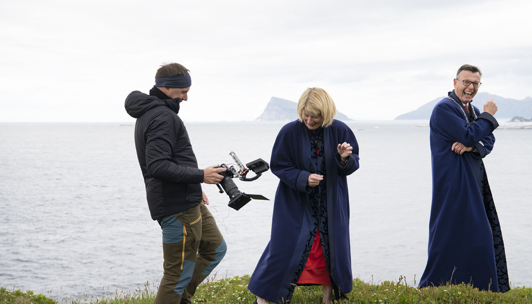 Lattermildt møte. Sittende UiT-rektor Anne Husebekk og påtroppende rektor Dag Rune Olsen forbereder en videosendt rektorovergang til høsten i magiske omgivelser ytterst i havgapet i Troms. Den verdige seremonien skal ikke inneholde latter-scener. Her konstaterer fotograf Stein Eirik Simonsen at ting må tas om igjen. Lattermildt møte. Sittende UiT-rektor Anne Husebekk og påtroppende rektor Dag Rune Olsen forbereder en videosendt rektorovergang til høsten i magiske omgivelser ytterst i havgapet i Troms. Den verdige seremonien skal ikke inneholde latter-scener. Her konstaterer fotograf Stein Eirik Simonsen at ting må tas om igjen.