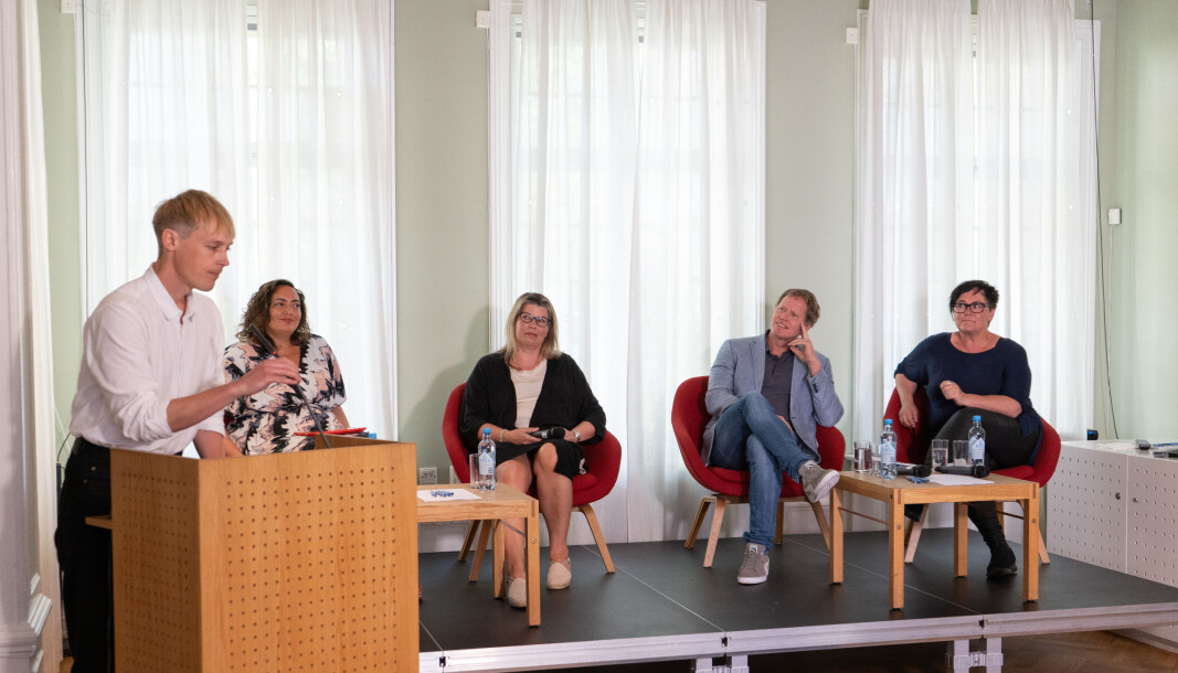 Paneldebatten som fant sted etter at forskerne fra Institutt for samfunnsforskning presenterte funnene i den rykende ferske rapporten om ytringsfrihet i akademia i Fritt Ords lokaler i Oslo. Debatten ble ledet av en av forskerne bak rapporten, Arnfinn H. Midtbøen (t.v.). Paneldeltakerne var fra venstre Mona Abdel-Fadil, Kikki Flesche Kleiven, Thorgeir Kolshus og Tove Lie. Paneldebatten som fant sted etter at forskerne fra Institutt for samfunnsforskning presenterte funnene i den rykende ferske rapporten om ytringsfrihet i akademia i Fritt Ords lokaler i Oslo. Debatten ble ledet av en av forskerne bak rapporten, Arnfinn H. Midtbøen (t.v.). Paneldeltakerne var fra venstre Mona Abdel-Fadil, Kikki Flesche Kleiven, Thorgeir Kolshus og Tove Lie.