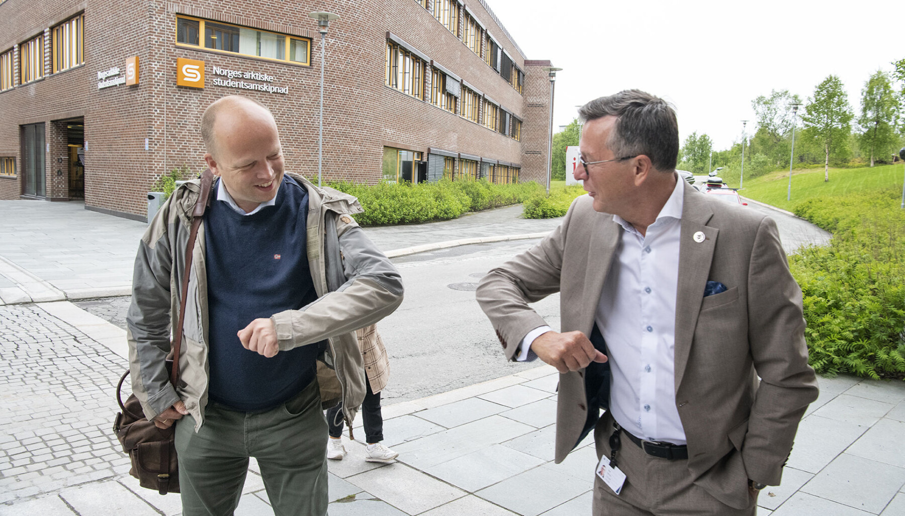 Statsministerkandidat på besøk. — Man skal ha respekt for regjeringsapparatet, det er de som legger rammene også for oss. Men vi argumenterer jo for vårt syn rent faglig, sier Dag Rune Olsen som er vertskap for Sp-leder Trygve Slagsvold Vedum da han nylig besøkte UiT. Statsministerkandidat på besøk. — Man skal ha respekt for regjeringsapparatet, det er de som legger rammene også for oss. Men vi argumenterer jo for vårt syn rent faglig, sier Dag Rune Olsen som er vertskap for Sp-leder Trygve Slagsvold Vedum da han nylig besøkte UiT.