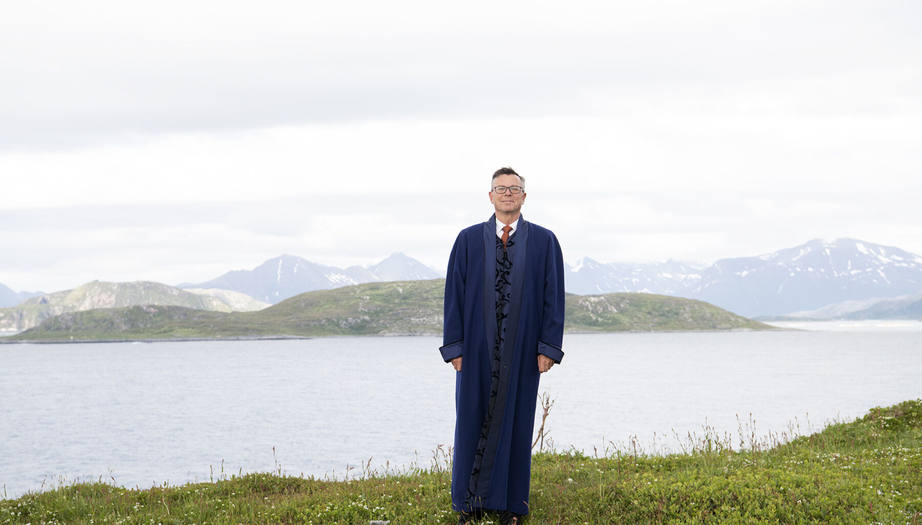 Kong Olsen av UiT. — Jeg er ydmyk, sier den kommende UiT-rektoren Dag Rune Olsen, som nå inntar det mange mener er den mektigste posisjonen i Nord-Norge. Kong Olsen av UiT. — Jeg er ydmyk, sier den kommende UiT-rektoren Dag Rune Olsen, som nå inntar det mange mener er den mektigste posisjonen i Nord-Norge.