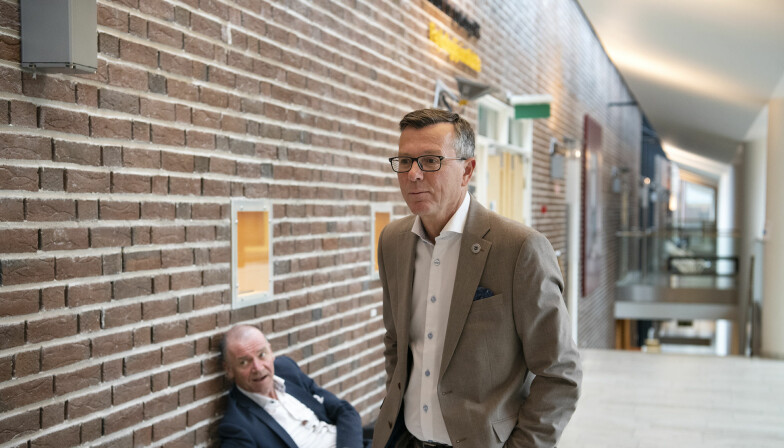 UiT-rektor Dag Rune Olsen og rådgiver Roger Ingebrigtsen i bakgrunnen.