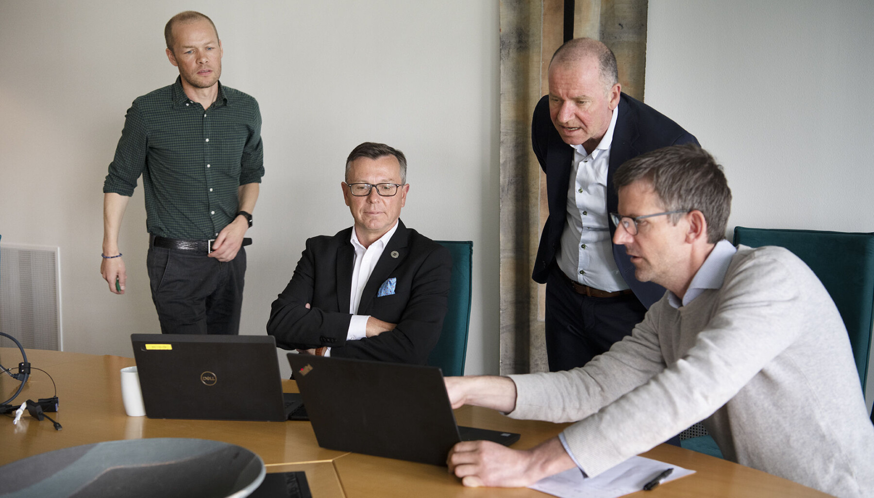 Hva skal vi si til Vedum? Dag Rune Olsen preppes av strategisk rådgiver Roger Ingebrigtsen ved UiT til høyre, flankert av Lars Buseth helt til høyre og Leif Martin Haugen i rektor og direktørs stab ved UiT til venstre. Hva skal vi si til Vedum? Dag Rune Olsen preppes av strategisk rådgiver Roger Ingebrigtsen ved UiT til høyre, flankert av Lars Buseth helt til høyre og Leif Martin Haugen i rektor og direktørs stab ved UiT til venstre.