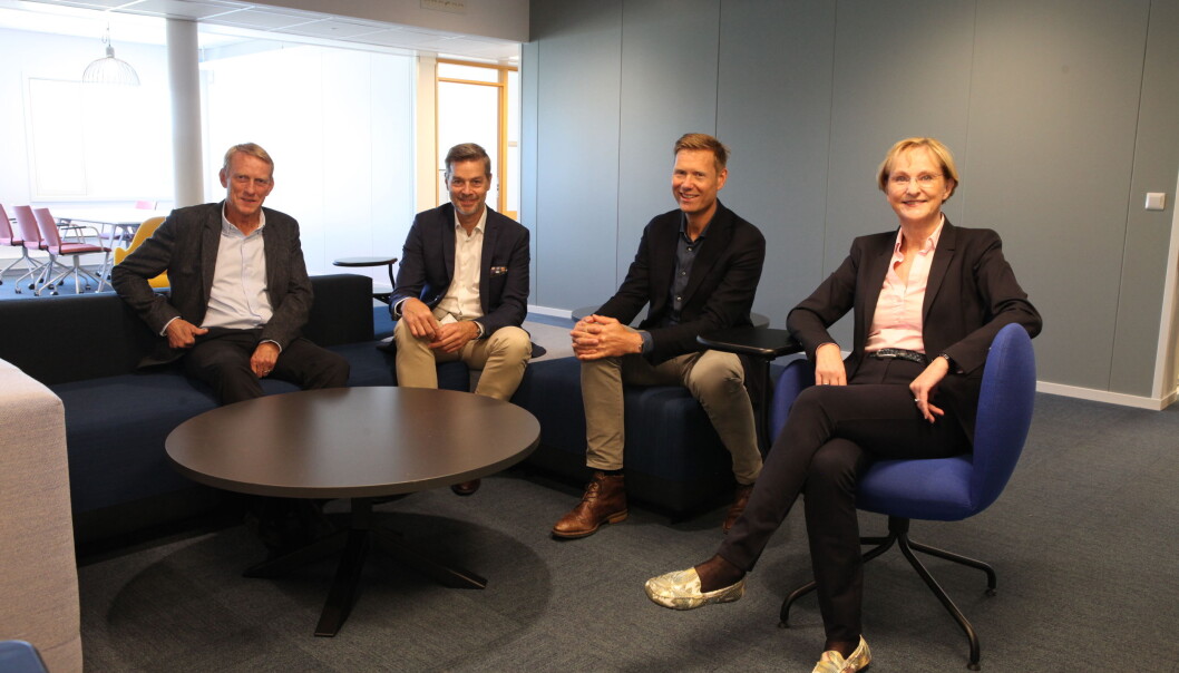 Fire toppsjefer som utreder samarbeid eller sammenslåing. Tor-Petter Johnsen, NIVA, Nils Morten Huseby, IFE, Lars Andresen, NGI og Kari Nygaard, NILU Fire toppsjefer som utreder samarbeid eller sammenslåing. Tor-Petter Johnsen, NIVA, Nils Morten Huseby, IFE, Lars Andresen, NGI og Kari Nygaard, NILU