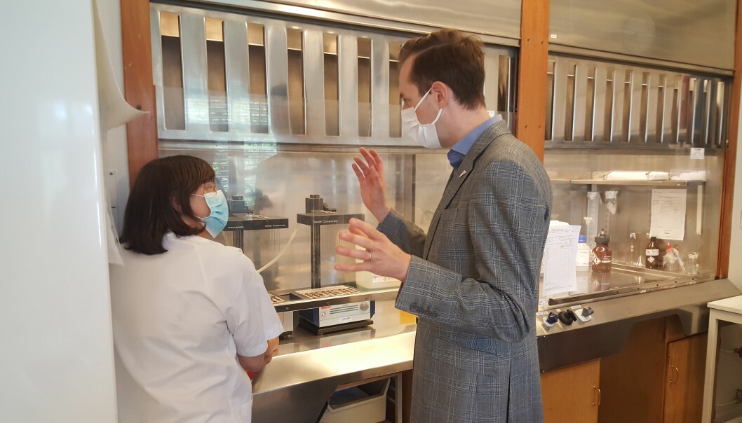 Nicholas Wilkinson, helsepolitisk talsperson fra SV besøkte Harmonlaboratoriet ved OUS denne uka.