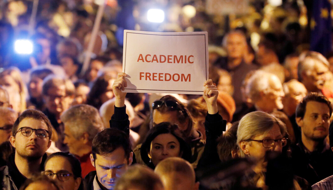 Fra en demonstrasjon til støtte for Det sentraleuropeiske universitet i Budapest i 2018. Fra en demonstrasjon til støtte for Det sentraleuropeiske universitet i Budapest i 2018.