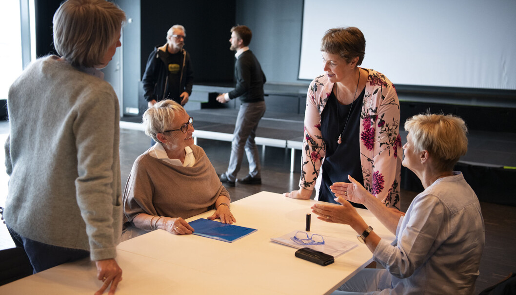 Rektor ved Nord universitet Hanne Solheim Hansen (stående) gir ansatte koronakompensasjon på totalt 19,3 millioner kroner. Her fra styremøte ved Nord universitet. Rektor ved Nord universitet Hanne Solheim Hansen (stående) gir ansatte koronakompensasjon på totalt 19,3 millioner kroner. Her fra styremøte ved Nord universitet.