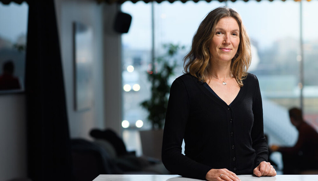 — En stadig lavere andel av midlene går direkte til lærestedene, det gjør at avhengigheten deres av eksterne midler øker hele tiden, sier Karin Åmossa. — En stadig lavere andel av midlene går direkte til lærestedene, det gjør at avhengigheten deres av eksterne midler øker hele tiden, sier Karin Åmossa.