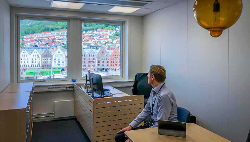 Sveinung Skule på sitt nye kontor i Bergen, med utsikt over bryggen.