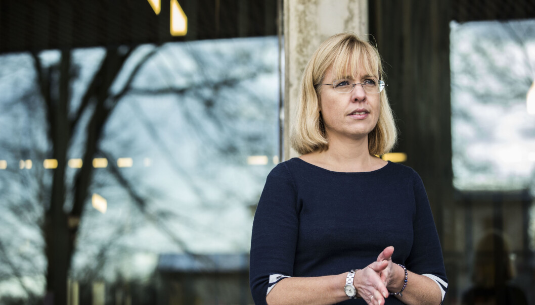 Eit fåtal av utdanningsinstitusjonane brukar minst 25 prosent av begge målformer - slik dei skal. Språkrådsdirektør Åse Wetås har no sendt strenge brev til fleire av dei. Eit fåtal av utdanningsinstitusjonane brukar minst 25 prosent av begge målformer - slik dei skal. Språkrådsdirektør Åse Wetås har no sendt strenge brev til fleire av dei.