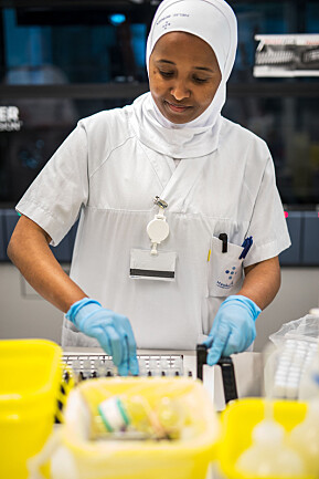 Tigist Gshetu Jemal er òg nyutdanna bioingeniør. Her har ho prøvar som skal testast for koronavirus. Tigist Gshetu Jemal er òg nyutdanna bioingeniør. Her har ho prøvar som skal testast for koronavirus.