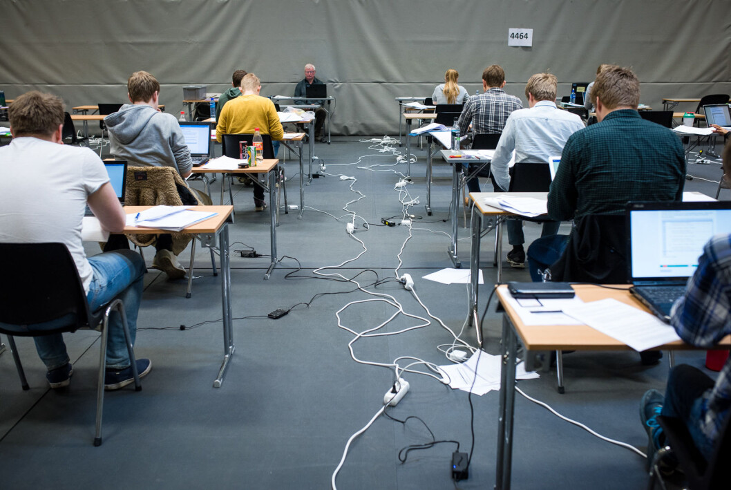 120 studenter må ta eksamen på nytt ved Universitetet i Oslo etter at universitetet gjorde en feil. Bilde er fra en annen eksamen. 120 studenter må ta eksamen på nytt ved Universitetet i Oslo etter at universitetet gjorde en feil. Bilde er fra en annen eksamen.