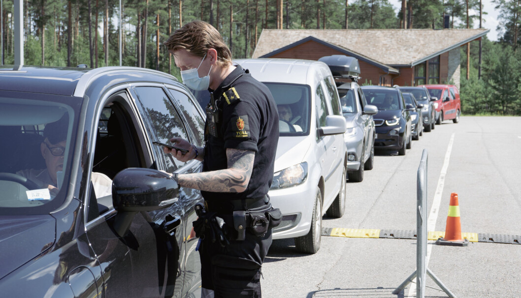 Tollerne bistår politiet i grensekontrollen av koronapapirer ved innreise inn til Norge. Slik tilbringes de fleste dager under pandemien. Tollerne bistår politiet i grensekontrollen av koronapapirer ved innreise inn til Norge. Slik tilbringes de fleste dager under pandemien.