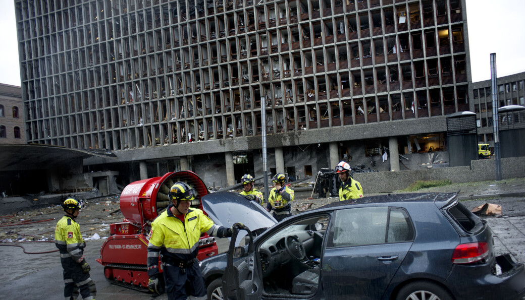 Terror-angrep i Oslo sentrum 22.juli 2011, hvor regjeringsbygningen, Høyblokka (i bakgrunnen), var målet, før ungdommer på Utøya ble skutt og drept kort tid etter av den høyreekstreme terroristen. 77 mennesker mistet livet og mange ble skadd. Det hadde vært minimalt med forskning på høyreekstremisme i Norge i tiåret forut for angrepet. Terror-angrep i Oslo sentrum 22.juli 2011, hvor regjeringsbygningen, Høyblokka (i bakgrunnen), var målet, før ungdommer på Utøya ble skutt og drept kort tid etter av den høyreekstreme terroristen. 77 mennesker mistet livet og mange ble skadd. Det hadde vært minimalt med forskning på høyreekstremisme i Norge i tiåret forut for angrepet.
