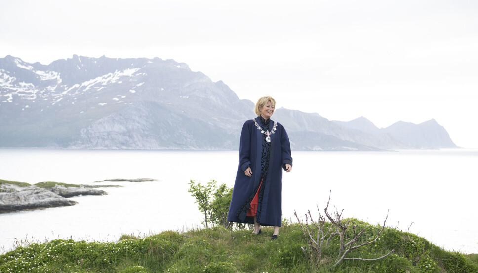 Anne Husebekk har tatt av seg rektorkjedet nå og levert det videre til Dag Rune Olsen. 15. september ble hun og rektoratet takket med en avskjedsmiddag. Anne Husebekk har tatt av seg rektorkjedet nå og levert det videre til Dag Rune Olsen. 15. september ble hun og rektoratet takket med en avskjedsmiddag.