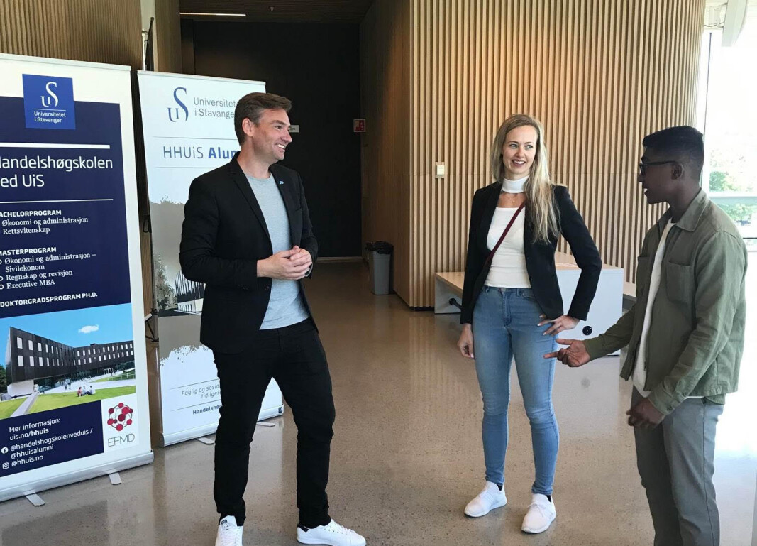 Forsknings- og høyere utdanningsminister Henrik Asheim kom innom Handelshøgskolen ved Universitetet i Stavanger mandag for å høre om planene for et fullverdig jusstudium. Her snakker han med Lene Kristine Solesvik og Aathesan Karunakaran, begge på studenter på bachelor i rettsvitenskap. Forsknings- og høyere utdanningsminister Henrik Asheim kom innom Handelshøgskolen ved Universitetet i Stavanger mandag for å høre om planene for et fullverdig jusstudium. Her snakker han med Lene Kristine Solesvik og Aathesan Karunakaran, begge på studenter på bachelor i rettsvitenskap.