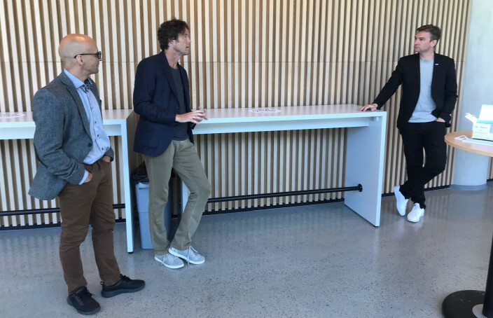 Professor Benn Folkvord og dekan Ola Kvaløy forteller Asheim om arbeidet med å få etablert en master i rettsvitenskap. Professor Benn Folkvord og dekan Ola Kvaløy forteller Asheim om arbeidet med å få etablert en master i rettsvitenskap.