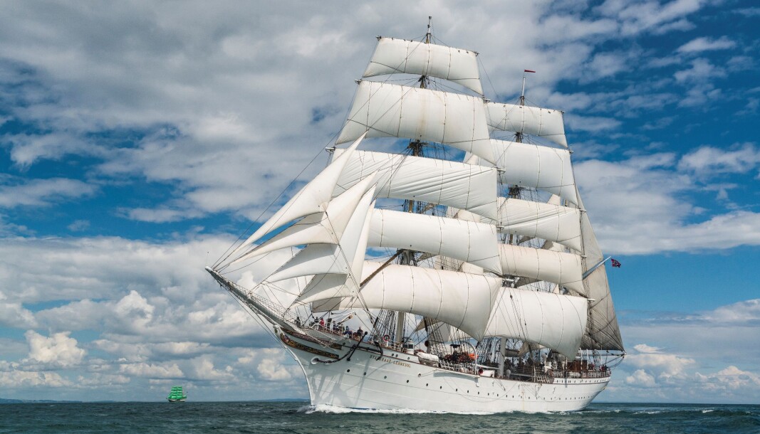 Norges nye kjendisskip Statsraad Lehmkuhl legger om drøye to uker ut på en jordomseiling i bærekraftens navn. 13 departement og forskningsinstitusjoner er blant partnerne som skal delta på ekspedisjonen. Norges nye kjendisskip Statsraad Lehmkuhl legger om drøye to uker ut på en jordomseiling i bærekraftens navn. 13 departement og forskningsinstitusjoner er blant partnerne som skal delta på ekspedisjonen.
