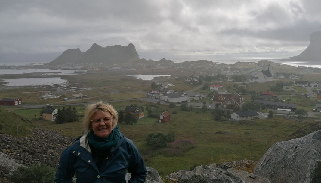Tidligere elektriker Sonja Fitjar er på plass på Værøy i Lofoten, der hun straks tar fatt på et ettårig vikariat som ungdomsskolelærer. Samtidig har hun permisjon fra jobben som ungdomsskolelærer på Nordbygdo ungdomsskule på Stord, der hun også utdannet seg som lærer ved Høgskulen på Vestlandet sin campus. Tidligere elektriker Sonja Fitjar er på plass på Værøy i Lofoten, der hun straks tar fatt på et ettårig vikariat som ungdomsskolelærer. Samtidig har hun permisjon fra jobben som ungdomsskolelærer på Nordbygdo ungdomsskule på Stord, der hun også utdannet seg som lærer ved Høgskulen på Vestlandet sin campus.