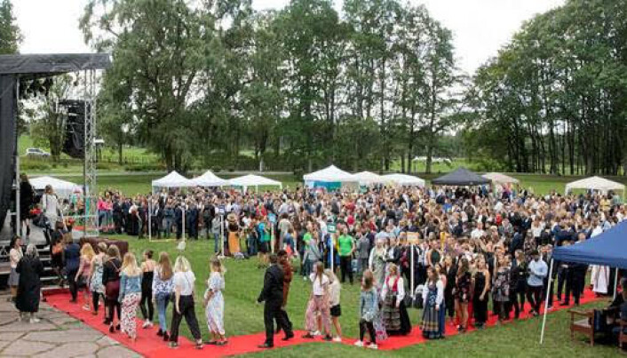 Slik pleier det å foregå under immatrikuleringen på NMBU. Studentene har gått opp på scenen og gitt hånd til rektor og fått en rose. I år planlegges dette litt annerledes . Slik pleier det å foregå under immatrikuleringen på NMBU. Studentene har gått opp på scenen og gitt hånd til rektor og fått en rose. I år planlegges dette litt annerledes .