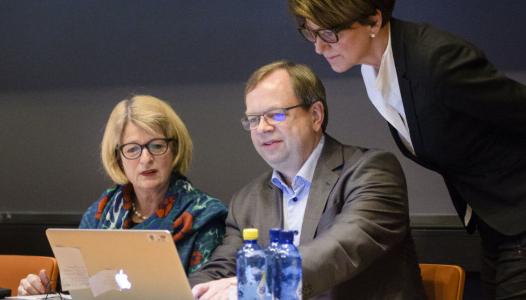 Nylig avtroppet rektor ved UiT Norges arktiske universitet Anne Husebekk (t.v) og hennes prorektorer Kenneth Ruud og Wenche Jakobsen, takker for seg og ønsker Dag Rune Olsens rektorteam velkommen og lykke til Nylig avtroppet rektor ved UiT Norges arktiske universitet Anne Husebekk (t.v) og hennes prorektorer Kenneth Ruud og Wenche Jakobsen, takker for seg og ønsker Dag Rune Olsens rektorteam velkommen og lykke til