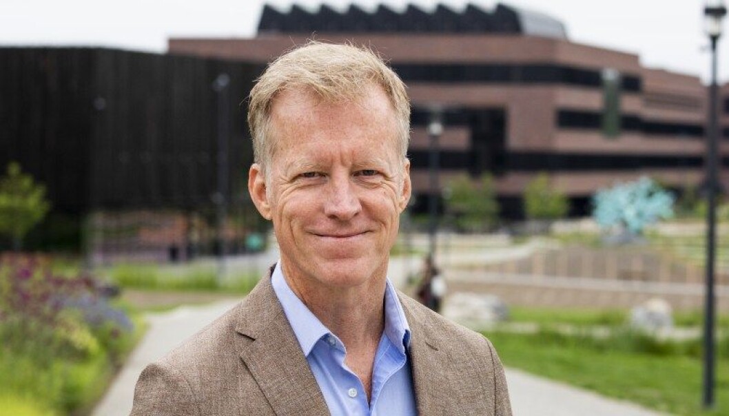 Fei for egen dør og null utslipp, sier forsker Bjørn Samset. — Bjørn Samset kommer med en god utfordring, som vi ønsker å levere på, slår NMBU-rektor Curt Rice fast. Fei for egen dør og null utslipp, sier forsker Bjørn Samset. — Bjørn Samset kommer med en god utfordring, som vi ønsker å levere på, slår NMBU-rektor Curt Rice fast.