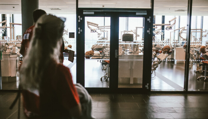 De ferske studentene ble vist rundt på Domus Medica og fikk se lokalet der de skal trene på dukker. De ferske studentene ble vist rundt på Domus Medica og fikk se lokalet der de skal trene på dukker.