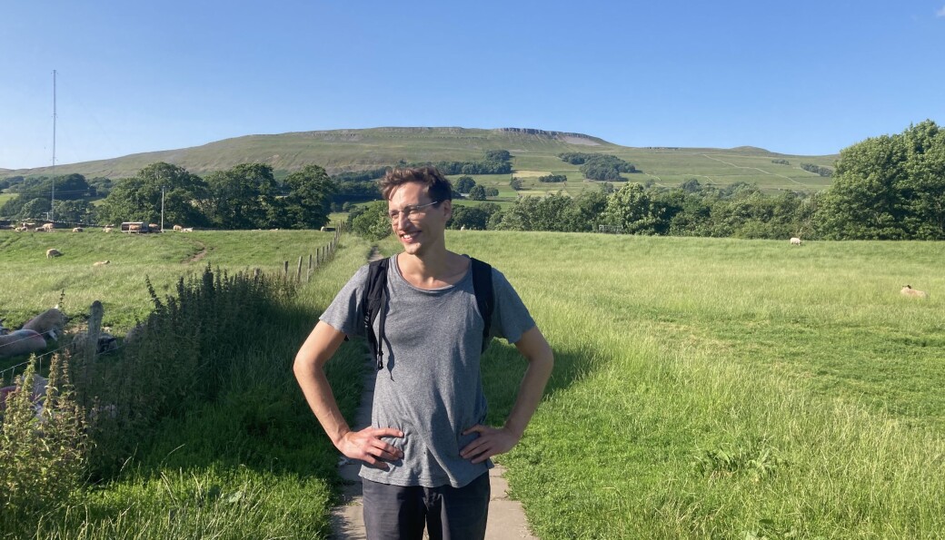 — Langhelger ja. En uke her og der. Men fire uker sammenhengende på sommeren? Kanskje ikke, sier Aksel Braanen Sterri om ferie. Her er han mens han gikk fra landsby til landsby i England i sommer. — Langhelger ja. En uke her og der. Men fire uker sammenhengende på sommeren? Kanskje ikke, sier Aksel Braanen Sterri om ferie. Her er han mens han gikk fra landsby til landsby i England i sommer.