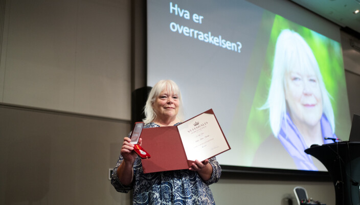 Hilde Harnæs fikk, overraskende for henne og de fleste i salen, Kongens fortjenstmedalje under personalseminaret på grunnskolelærerutdanningen ved OsloMet onsdag. Nå venter besøk på Slottet. Hilde Harnæs fikk, overraskende for henne og de fleste i salen, Kongens fortjenstmedalje under personalseminaret på grunnskolelærerutdanningen ved OsloMet onsdag. Nå venter besøk på Slottet.