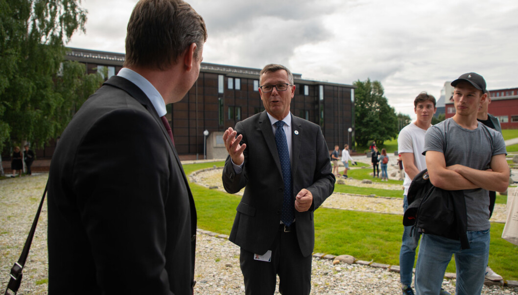 — Jeg er sikker på at det blir en langt morsommere og tryggere studiestart enn i fjor, sa forsknings- og høyere utdanningsminister Henrik Asheim (t.v) da regjeringen fjernet enmeterskravet i undervisning og sponser hurtigtesting i fadderukene. UiT-rektor Dag Rune Olsen vil fjerne avstandskravet, men har respekt for at det kan gi mer smitte. — Jeg er sikker på at det blir en langt morsommere og tryggere studiestart enn i fjor, sa forsknings- og høyere utdanningsminister Henrik Asheim (t.v) da regjeringen fjernet enmeterskravet i undervisning og sponser hurtigtesting i fadderukene. UiT-rektor Dag Rune Olsen vil fjerne avstandskravet, men har respekt for at det kan gi mer smitte.