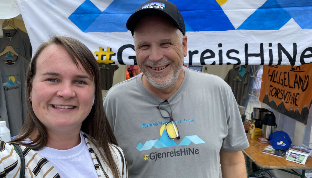 Senterpartiets Marit Knutsdatter Strand sammen med Halvor Hilmersen foran standen til Gjenreis Høgskolen i Nesna på Arendalsuka. Senterpartiets Marit Knutsdatter Strand sammen med Halvor Hilmersen foran standen til Gjenreis Høgskolen i Nesna på Arendalsuka.