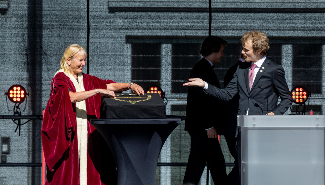 Thomas Helland-Hansen fikk æren av å overrekke Margareth Hagen rektorkjedet. Thomas Helland-Hansen fikk æren av å overrekke Margareth Hagen rektorkjedet.