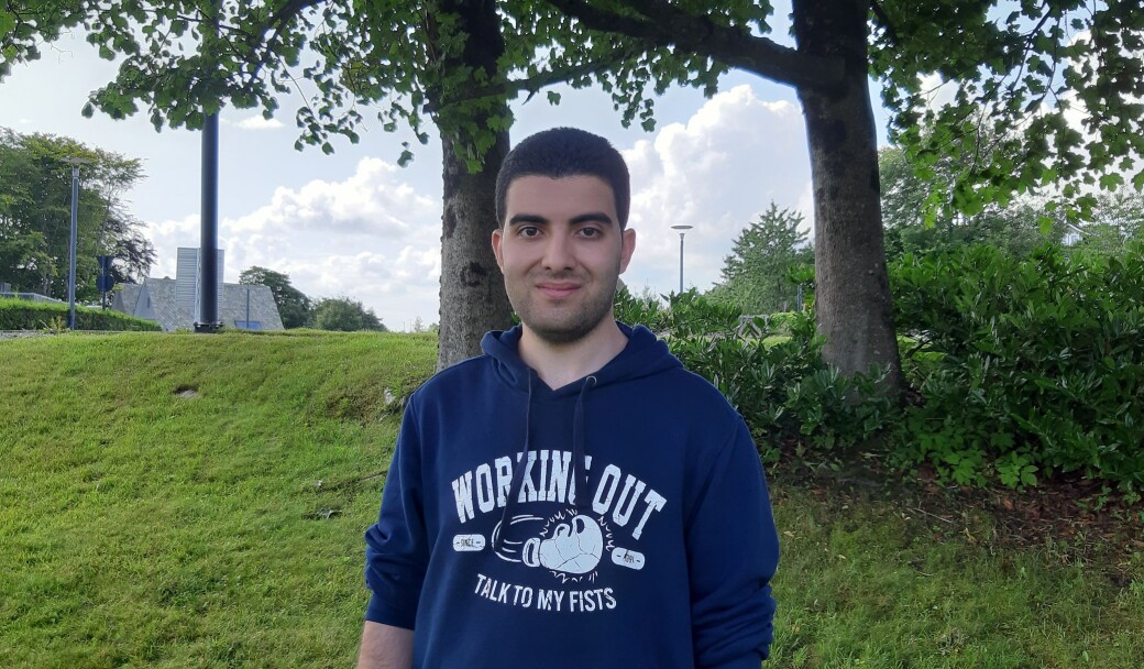I disse dager startet Kenan Hajouz på medisinstudiene ved Universitetet i Bergen. Den store drømmen er å bli lege, slik flere andre i slekten hans er. I disse dager startet Kenan Hajouz på medisinstudiene ved Universitetet i Bergen. Den store drømmen er å bli lege, slik flere andre i slekten hans er.