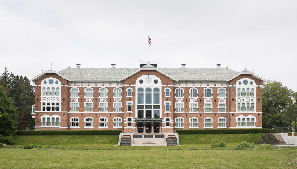 Kommuner som trenger ekstra doser til studenter, kan fortsatt få dette ved behov, sier FHI. For små kommune som Ås, der NMBU hører hjemme, var de bekymret for at det ville by på problemer. Nå har Folkehelseinstituttet snudd i saken.